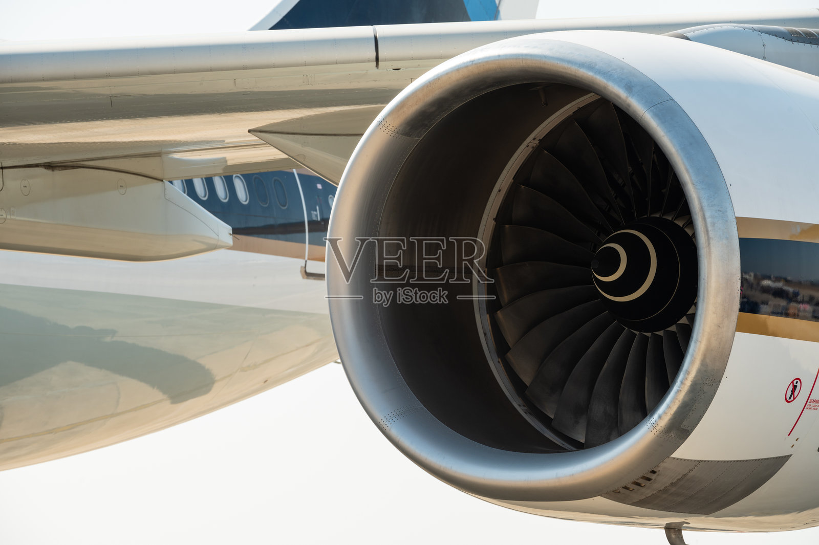 飞机机翼上大型涡轮风扇喷气发动机的特写照片摄影图片