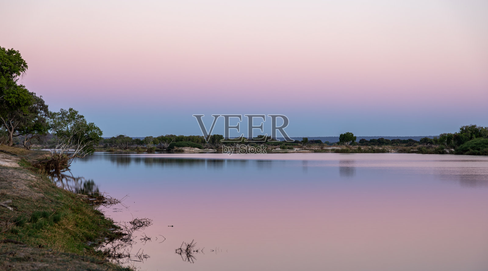 在赞比西河的萨凡纳草原上照片摄影图片