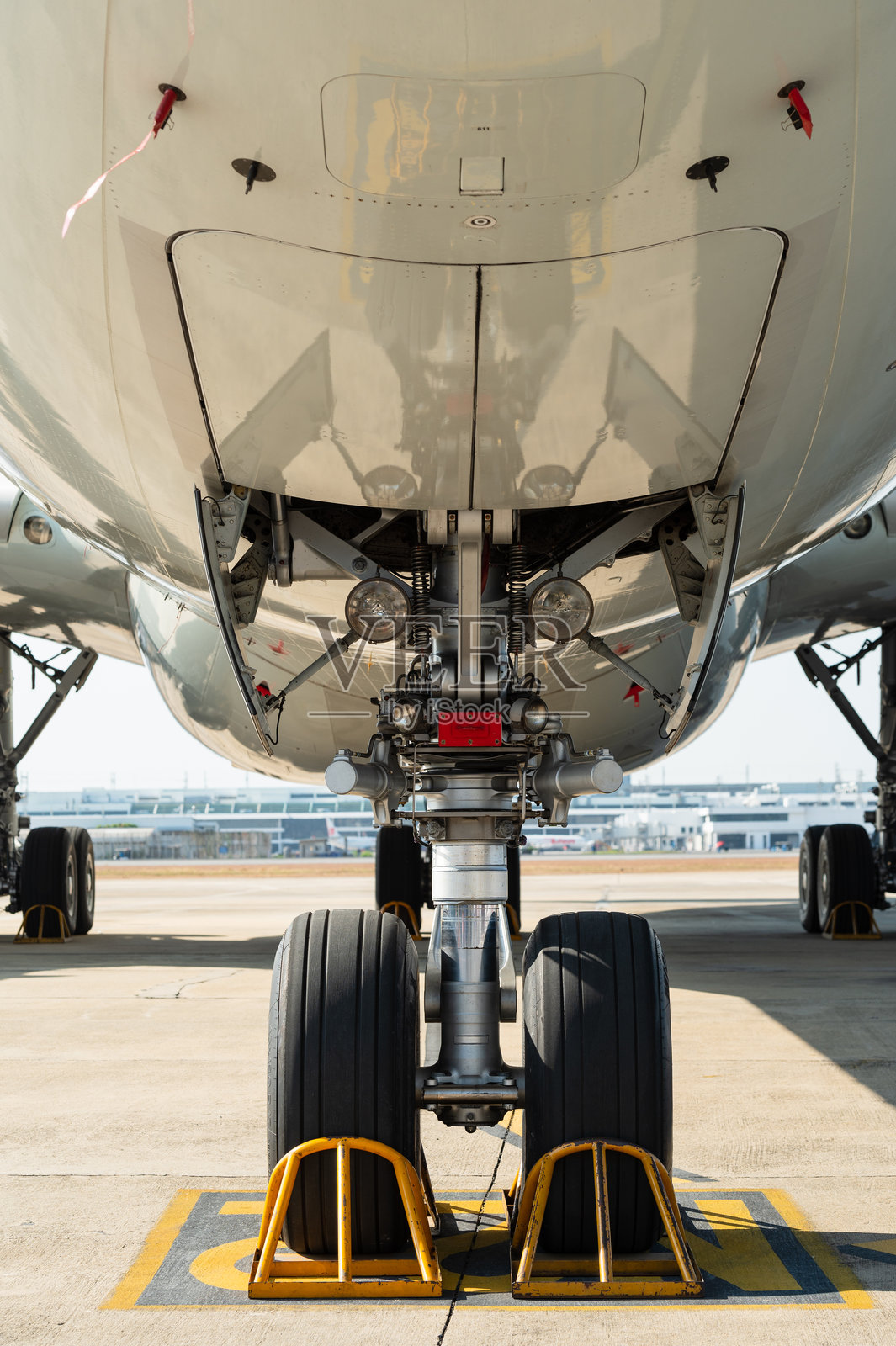 机头起落架和机腹的正面视图照片摄影图片