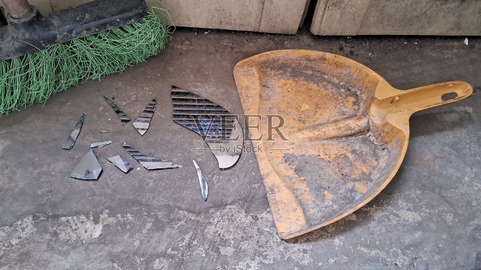 黄色簸箕里的碎玻璃照片摄影图片