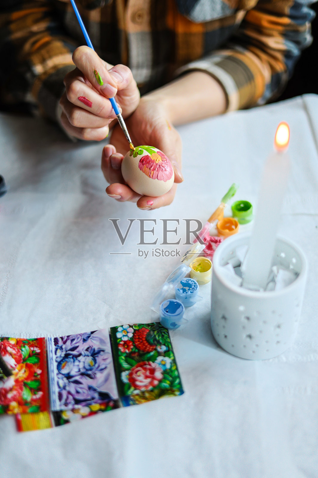 复活节假期准备:绘制复活节彩蛋照片摄影图片