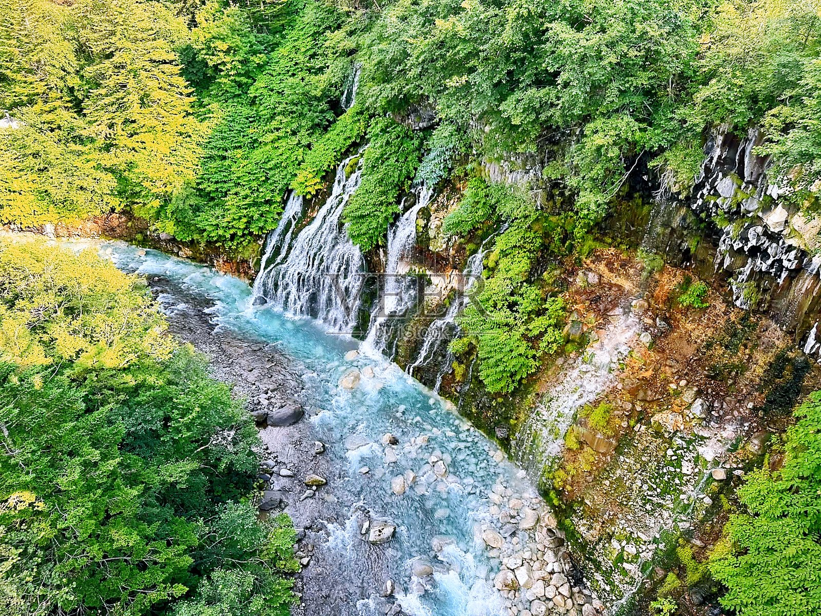 白髭瀑布照片摄影图片