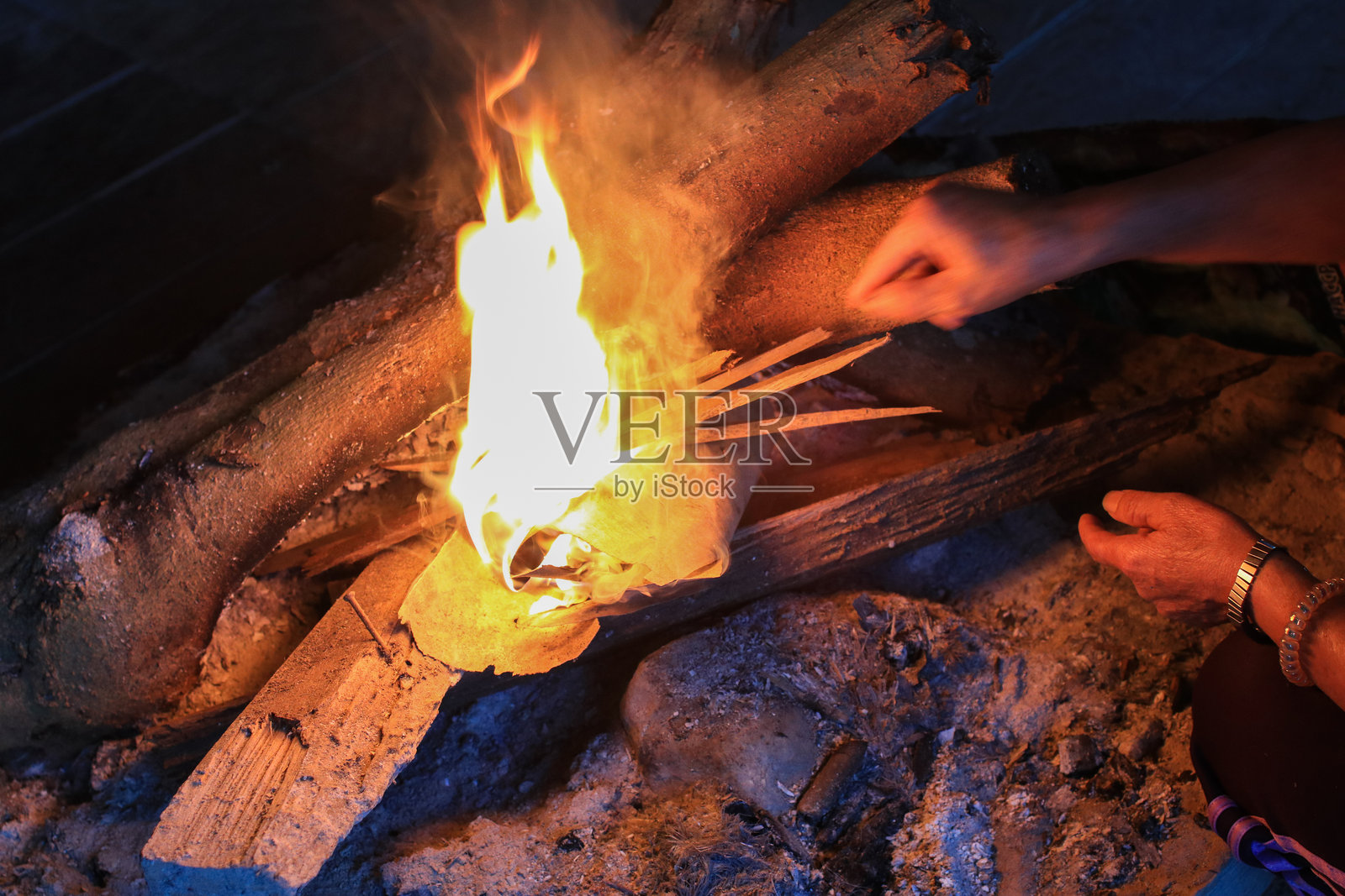 民宿的营火晚会。冬季里,燃木与炭火交织,营造出舒适的夜晚,尽享生活、旅行与乐趣。照片摄影图片
