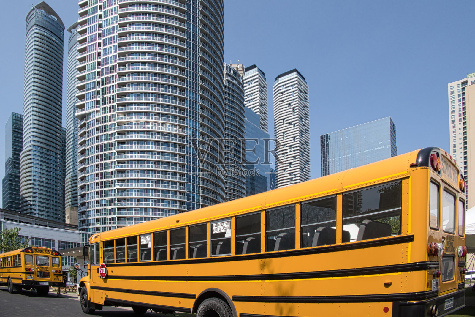 加拿大安大略省多伦多市中心停放的黄色校车照片摄影图片