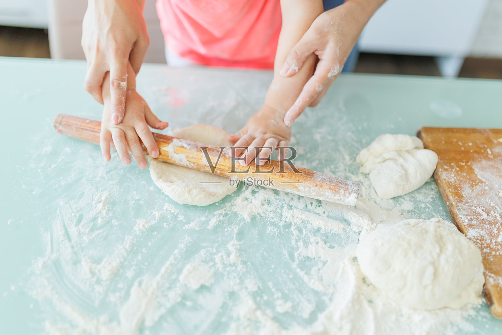 近景,一家人的爱,母亲和女儿在厨房的温馨互动照片摄影图片