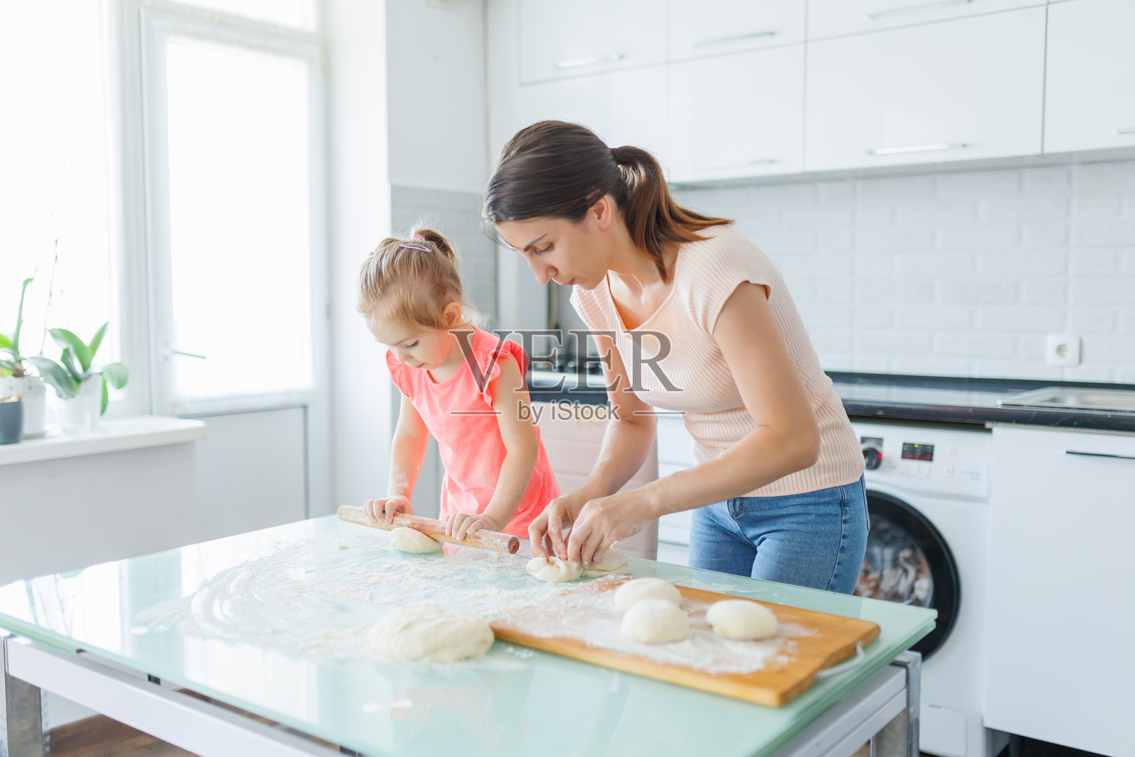 面团的乐趣:母女在家中厨房的温馨时光照片摄影图片