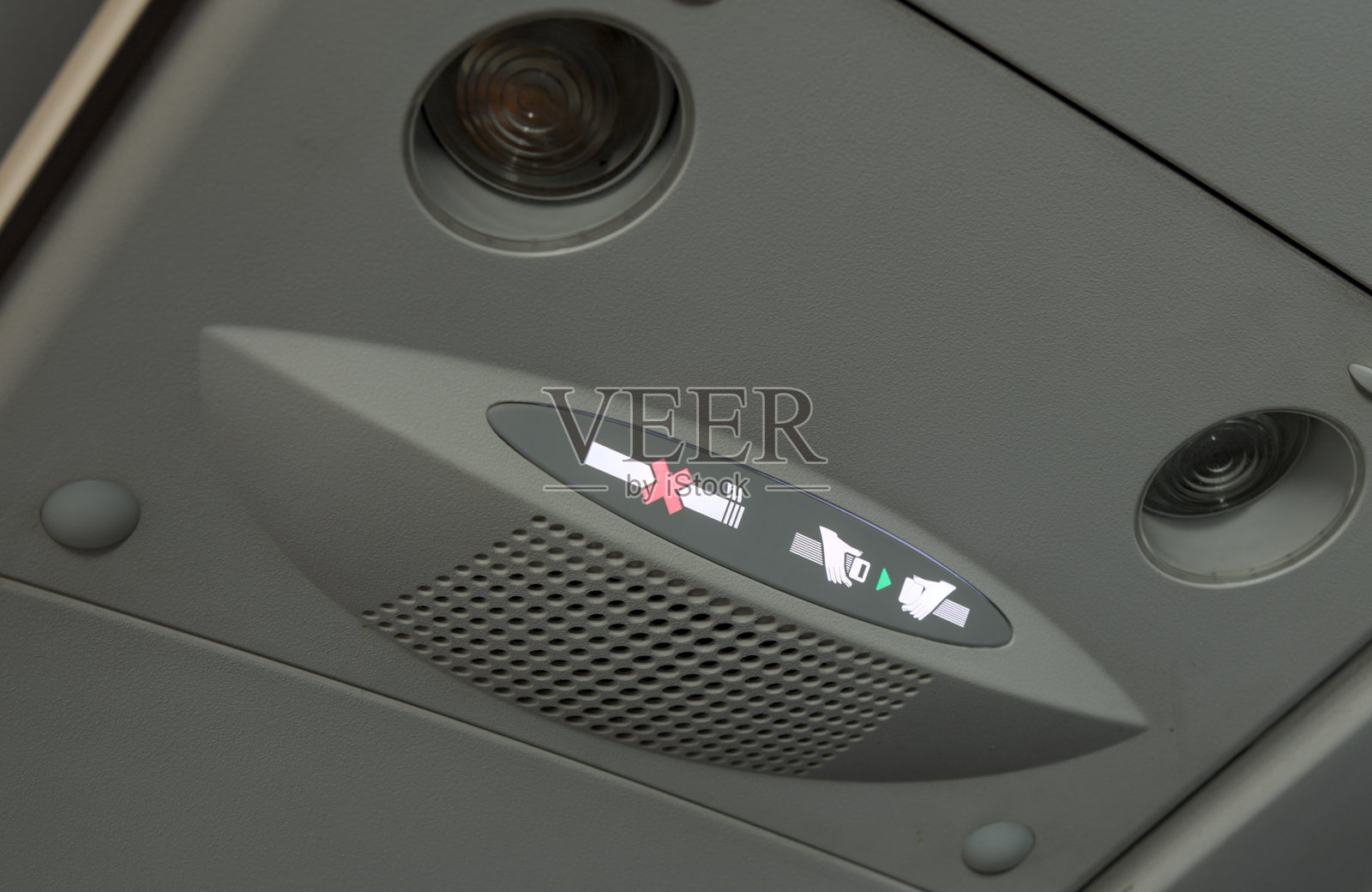 飞机 overhead 气阀上亮起的系好安全带和禁止吸烟标志,飞机旅行商务休闲灰色内饰天花板照片摄影图片