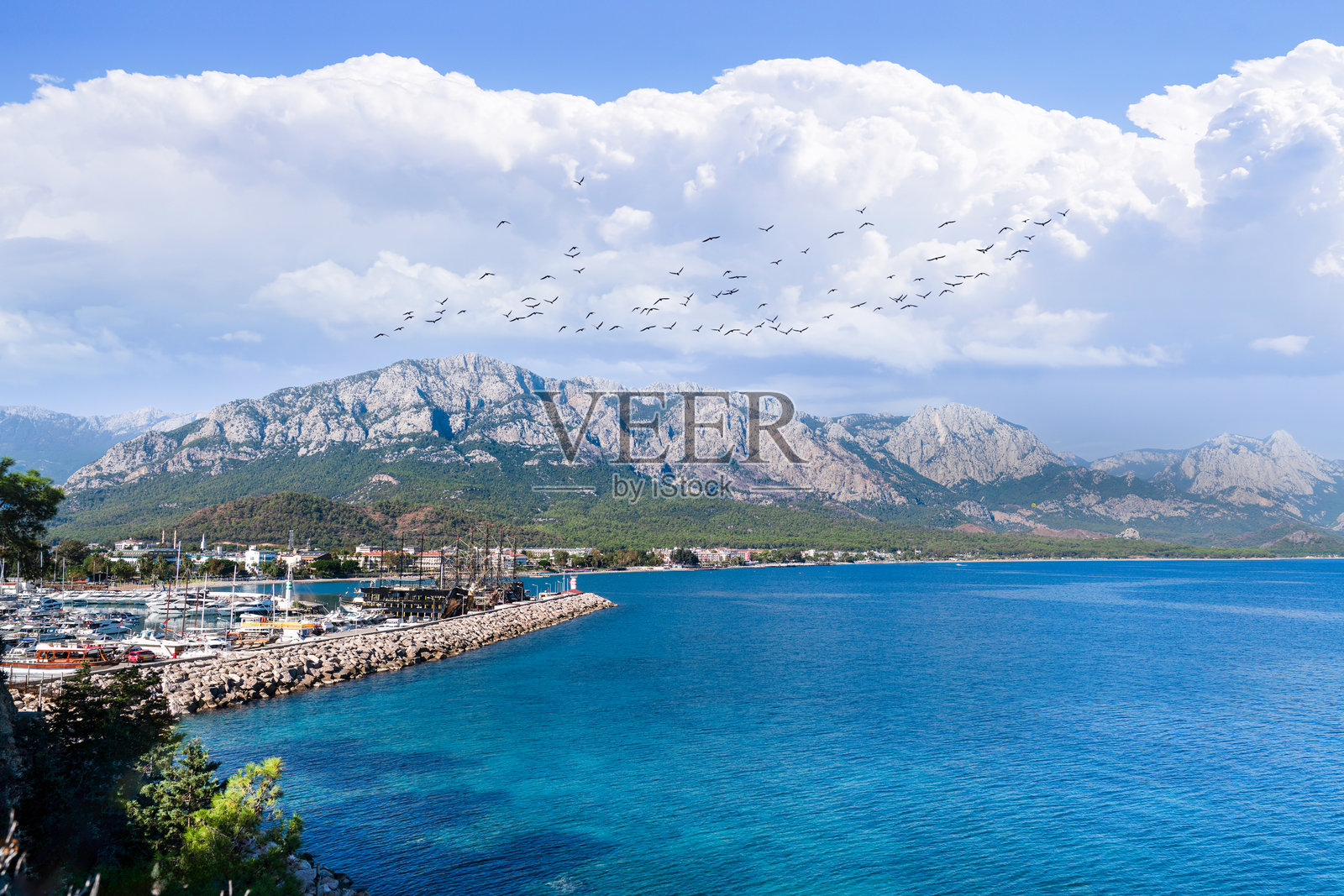 土耳其安塔利亚凯梅尔的凯梅尔码头和港口全景航拍,拥有豪华游艇和壮丽的山脉照片摄影图片