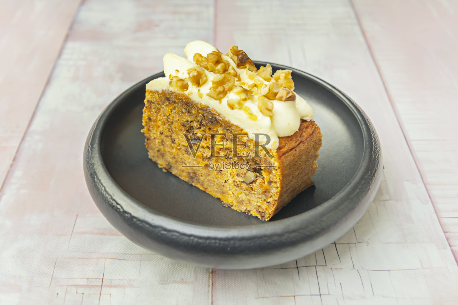 口感蓬松湿润的香草酸奶蛋糕,撒上糖粉并点缀新鲜浆果照片摄影图片