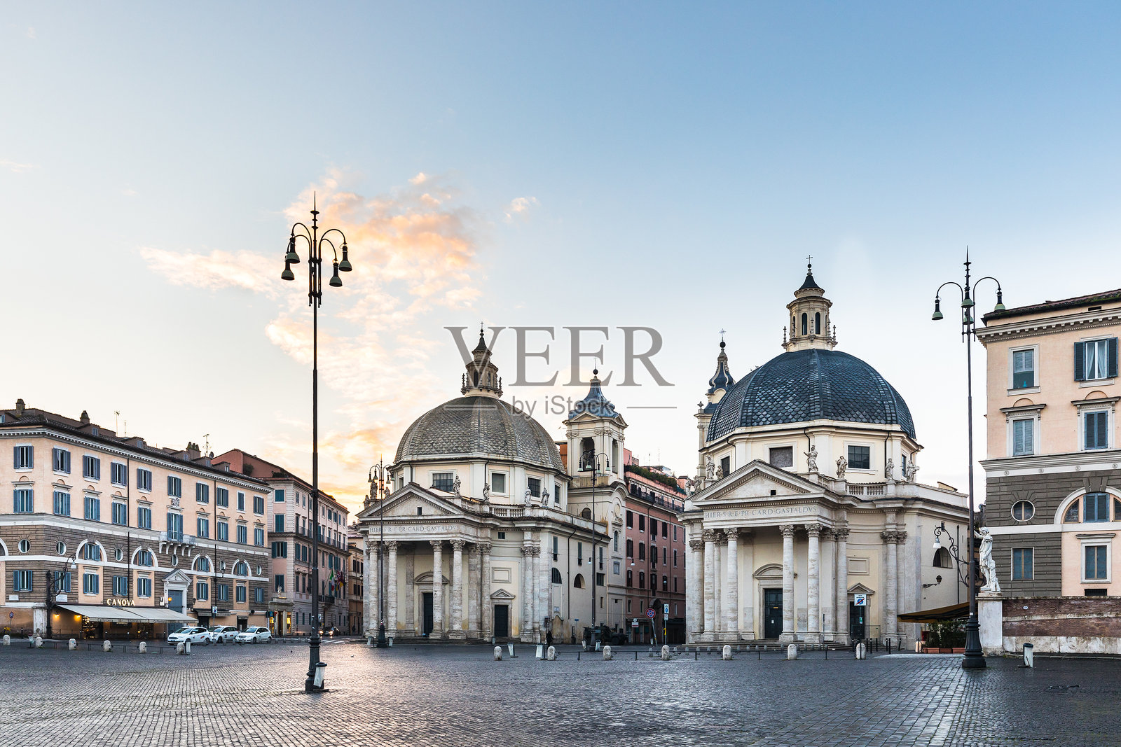 罗马的奇迹圣母教堂和蒙特桑托圣母教堂。奇迹圣母教堂和蒙特桑托圣母教堂是罗马的两座教堂。照片摄影图片