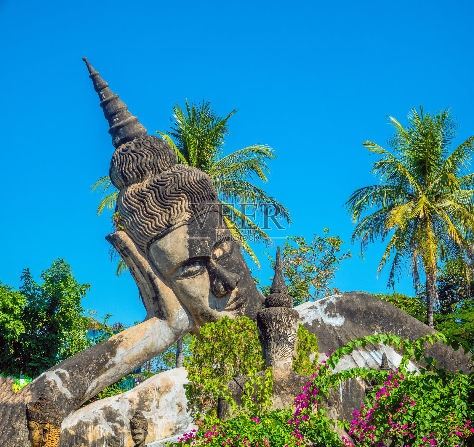 老挝万象附近湄公河畔草地上的佛像公园(石像公园)中的卧佛照片摄影图片