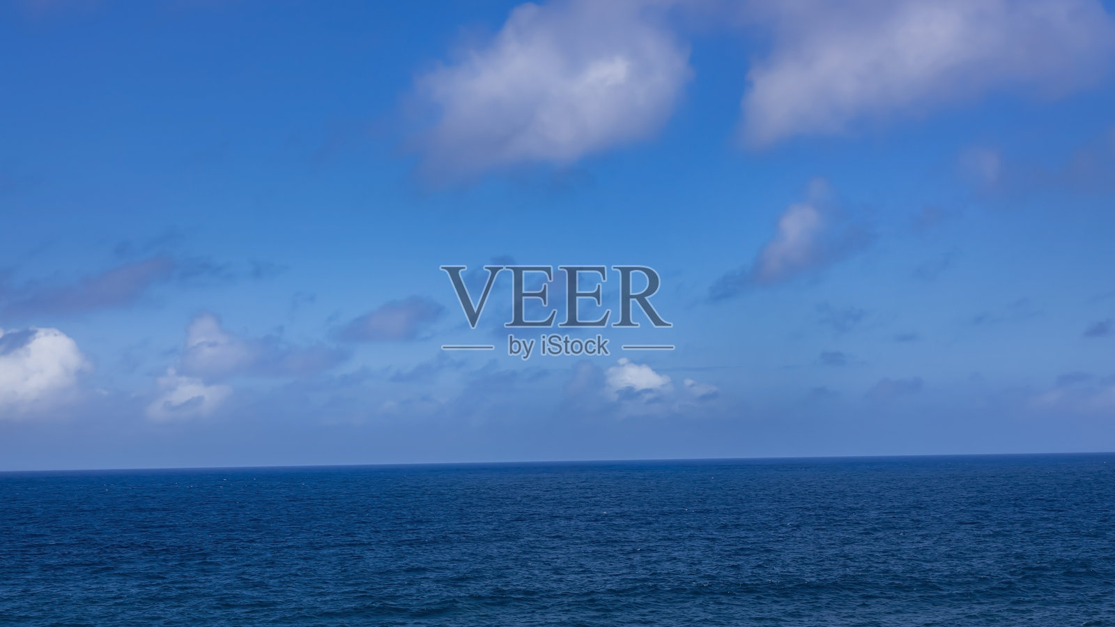 夏日海滩的白色沙滩自然背景,海蓝色海水照片摄影图片