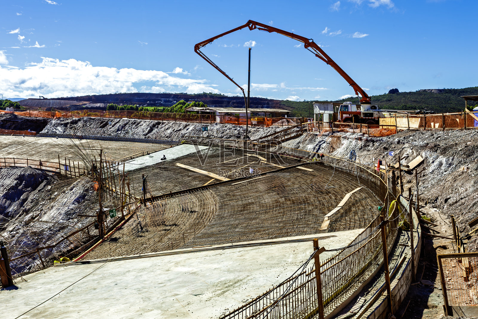 用钢筋和钢筋混凝土铺设道路。照片摄影图片