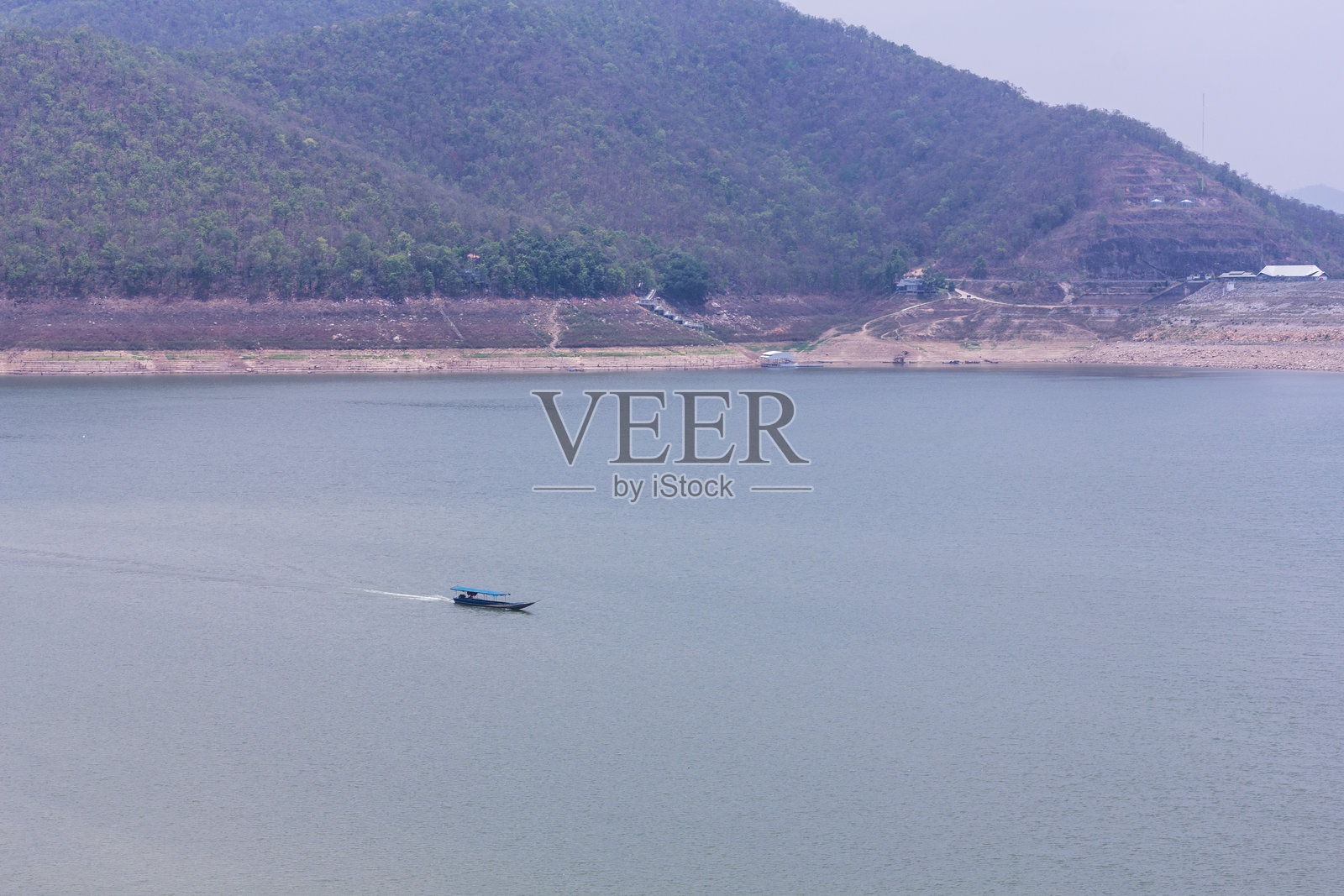 泰国清迈湄登县湄昂水坝上航行的船只照片摄影图片