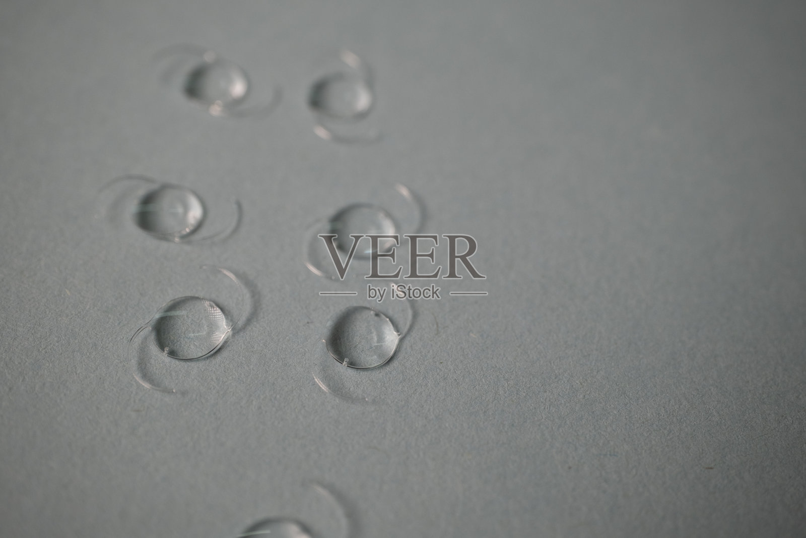 用于治疗白内障的眼内镜(IOL),位于医生眼前照片摄影图片