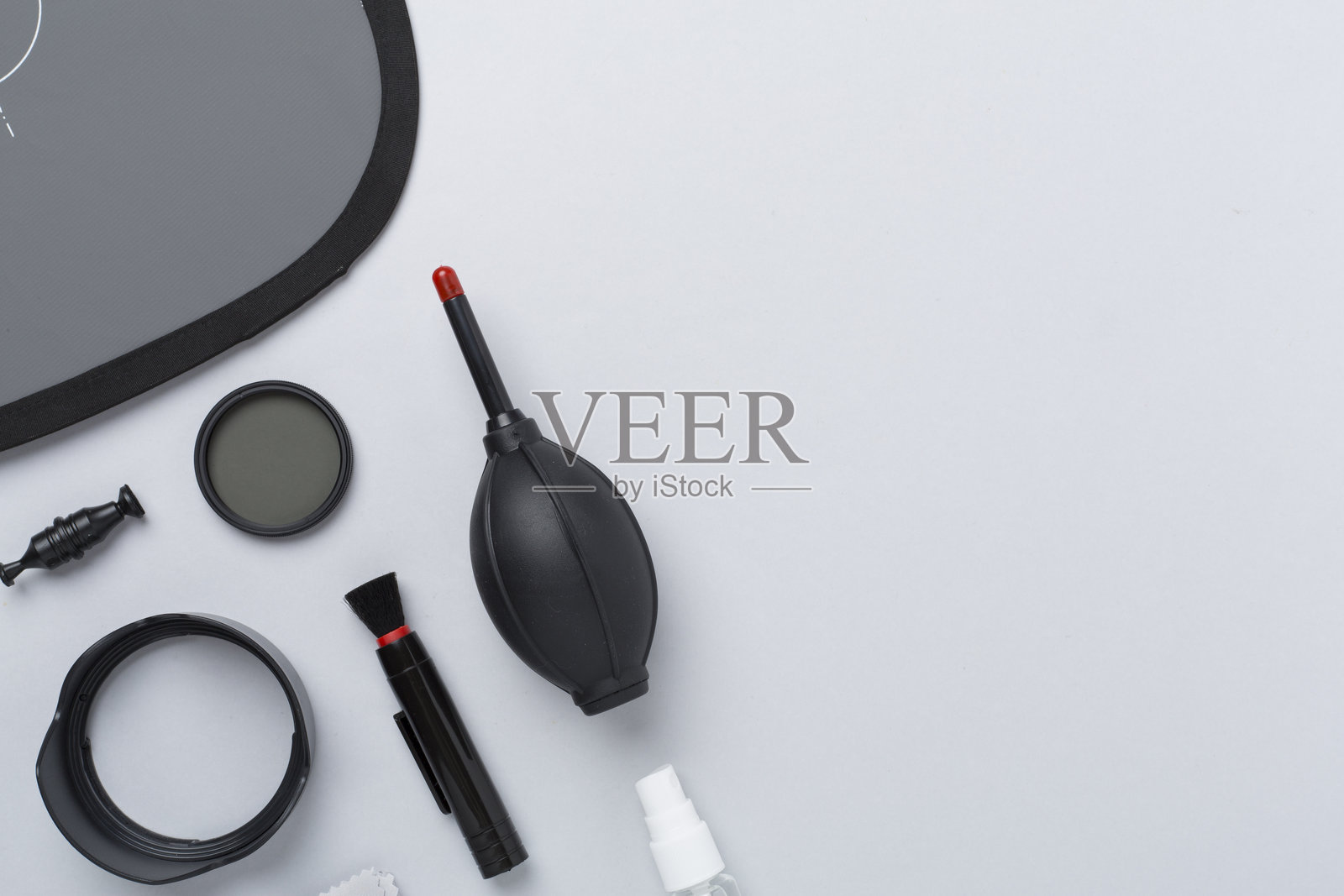 彩色背景上的各种相机设备和产品,俯视角度照片摄影图片