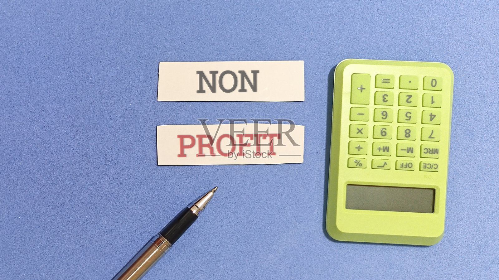 非营利组织的财务规划,配有计算器和笔照片摄影图片