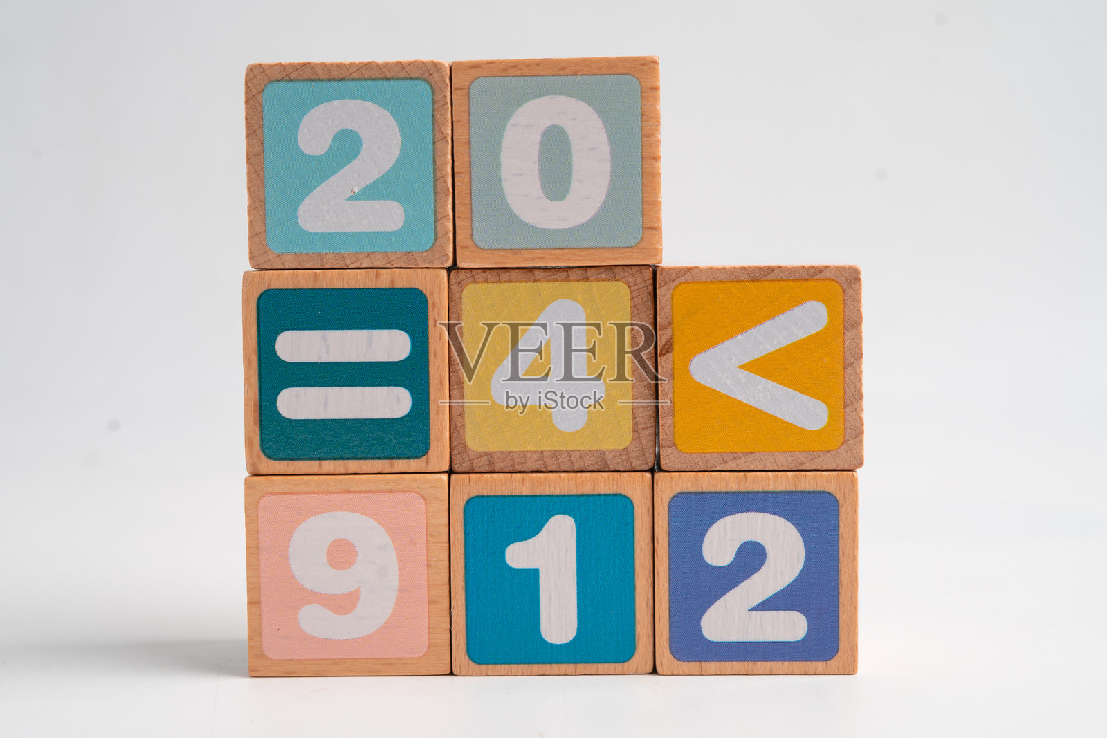 用于数学学习的数字木块,教育数学。照片摄影图片