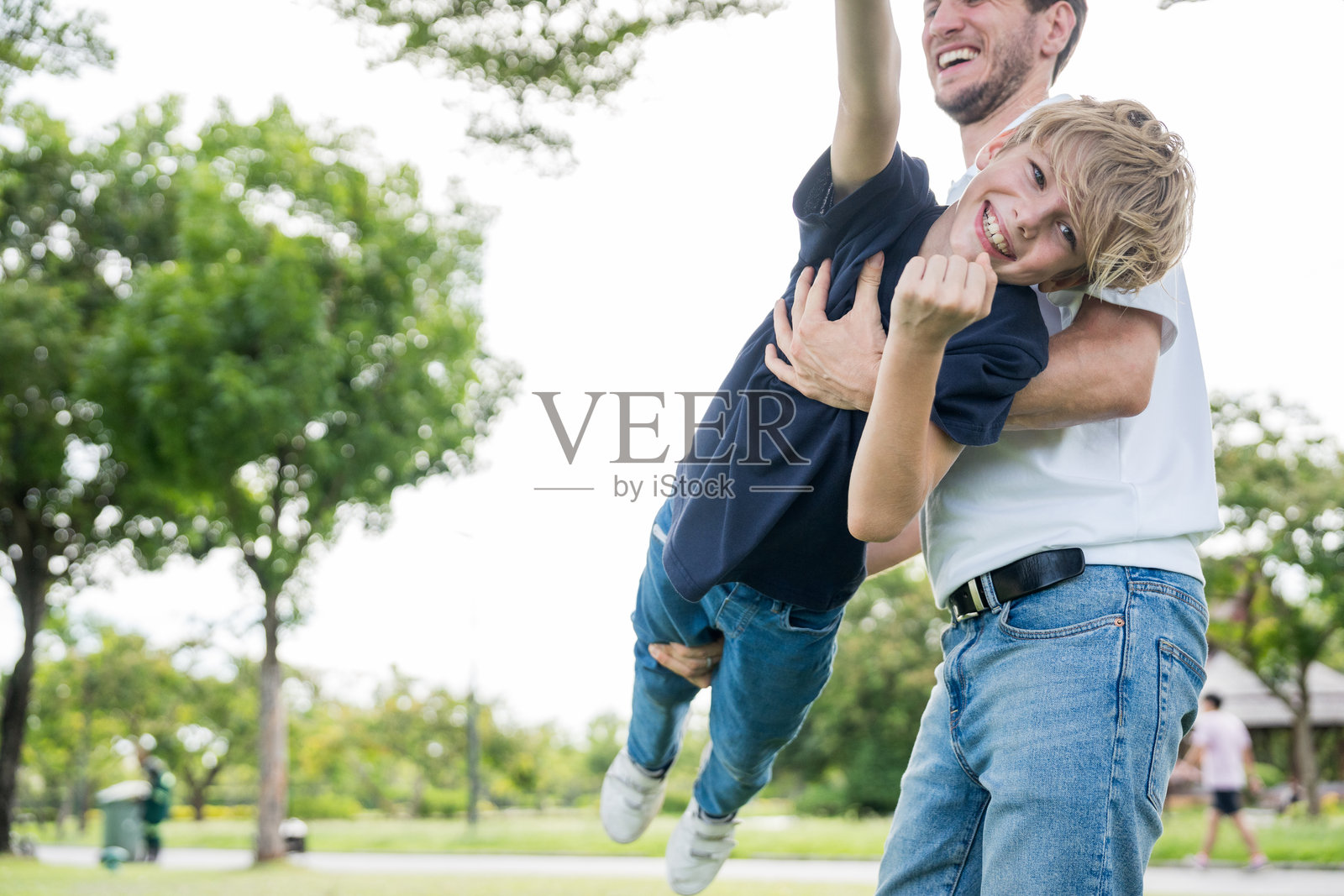 快乐的一家,父母与孩子在户外进行野餐活动。享受夏日共度欢乐时光,包括爸爸、妈妈、儿子和女儿在晨曦中放松。照片摄影图片