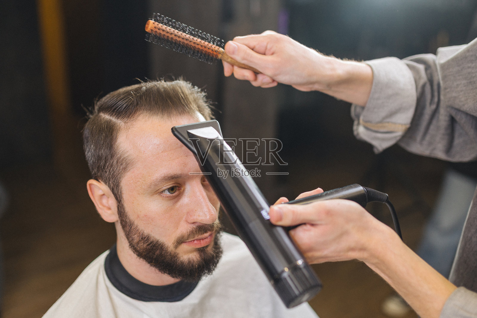 专业理发师为男士打理发型照片摄影图片