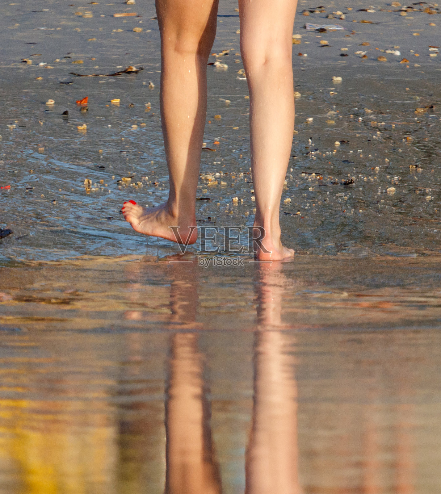 女人的脚浸在水中照片摄影图片