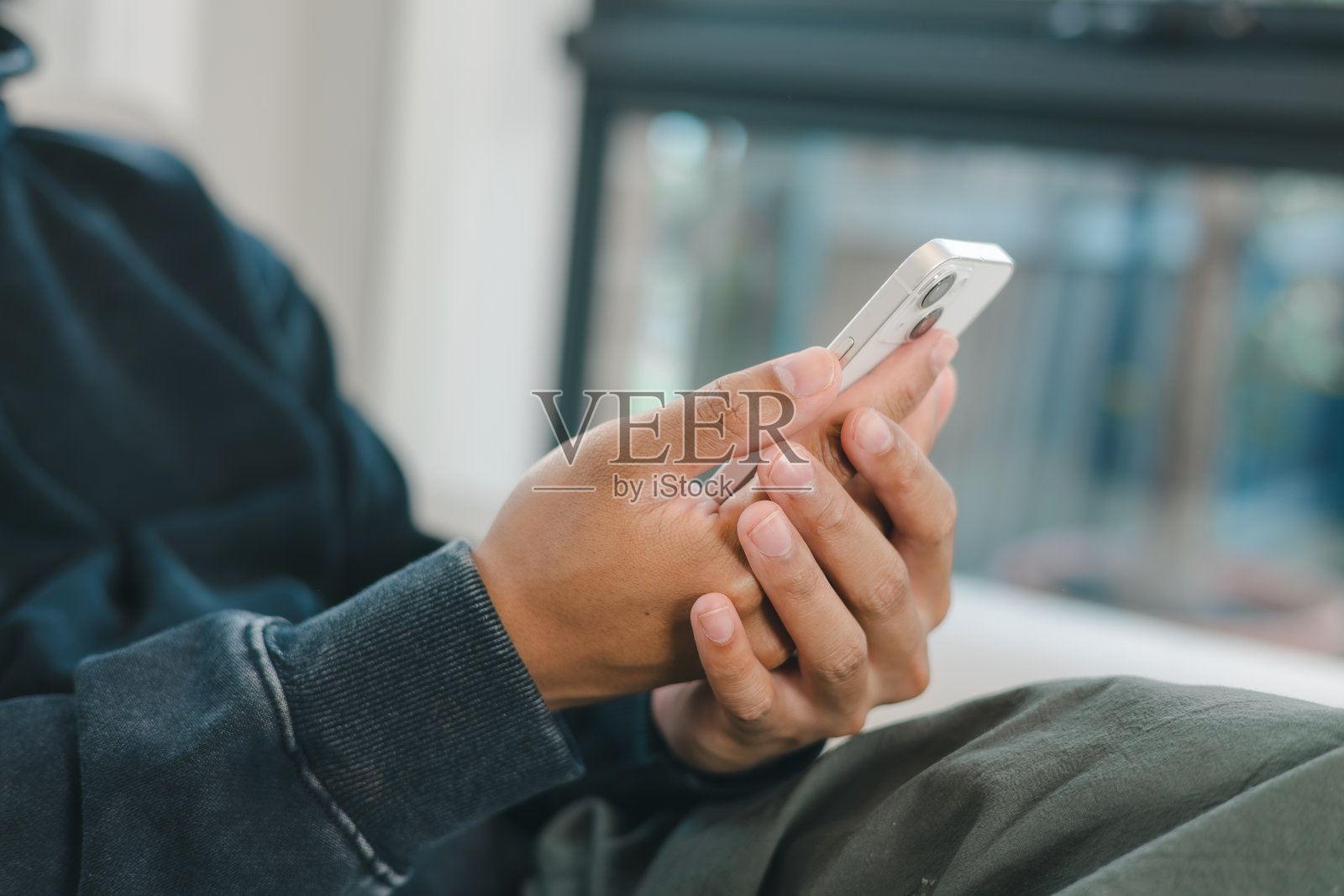 特写:男子使用智能手机,象征着现代商业、金融和日常生活中的移动生活方式、在线沟通、社交媒体、数字技术和互联网连接。照片摄影图片