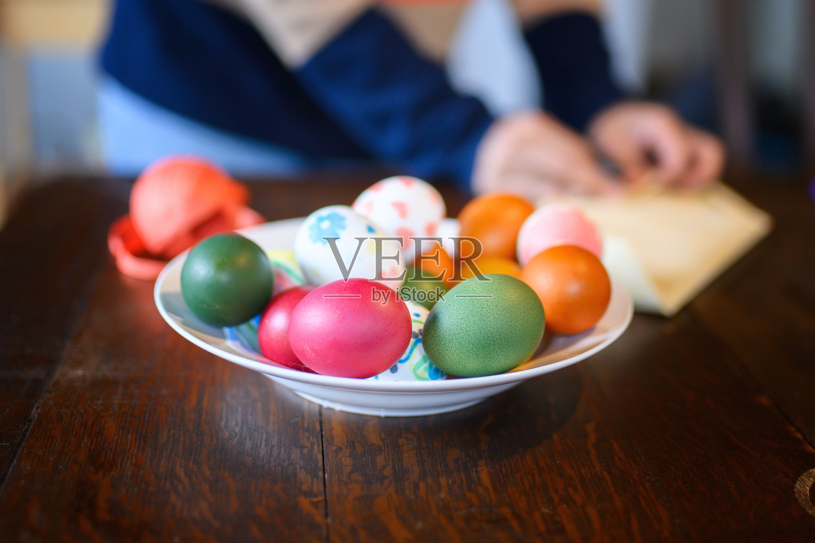 餐桌上的带彩蛋的盘子照片摄影图片