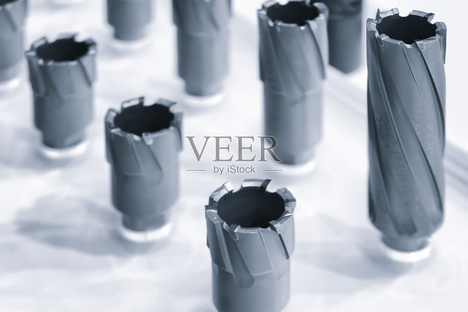 车间里的工业钻削铣削金属切割工具,配有硬质合金刀片。带可更换碳化钨头的钻头。铣削金属刀具数控机床,工业背景。照片摄影图片