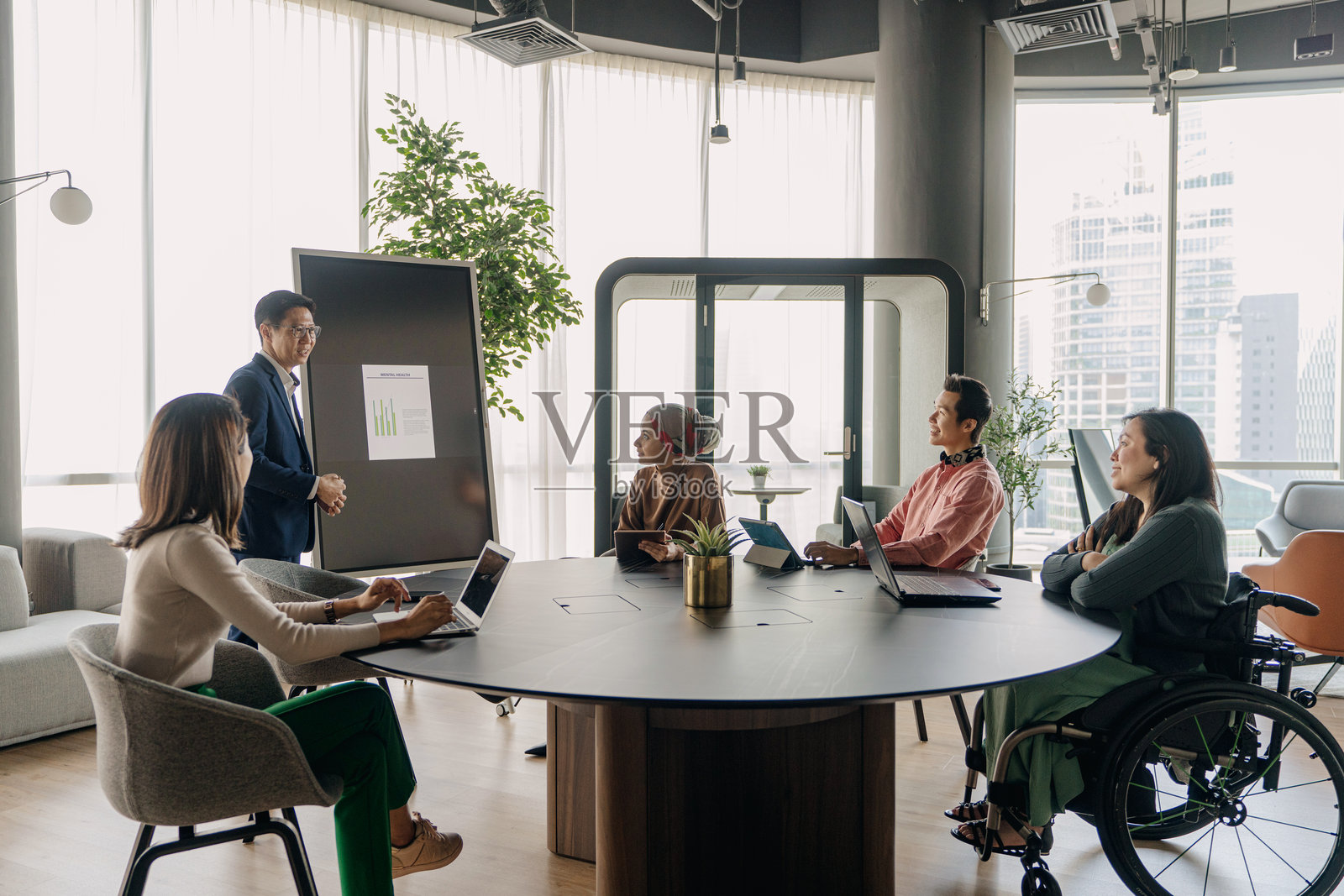 多元种族和包容性的小型亚洲商业团队在非正式战略会议上照片摄影图片