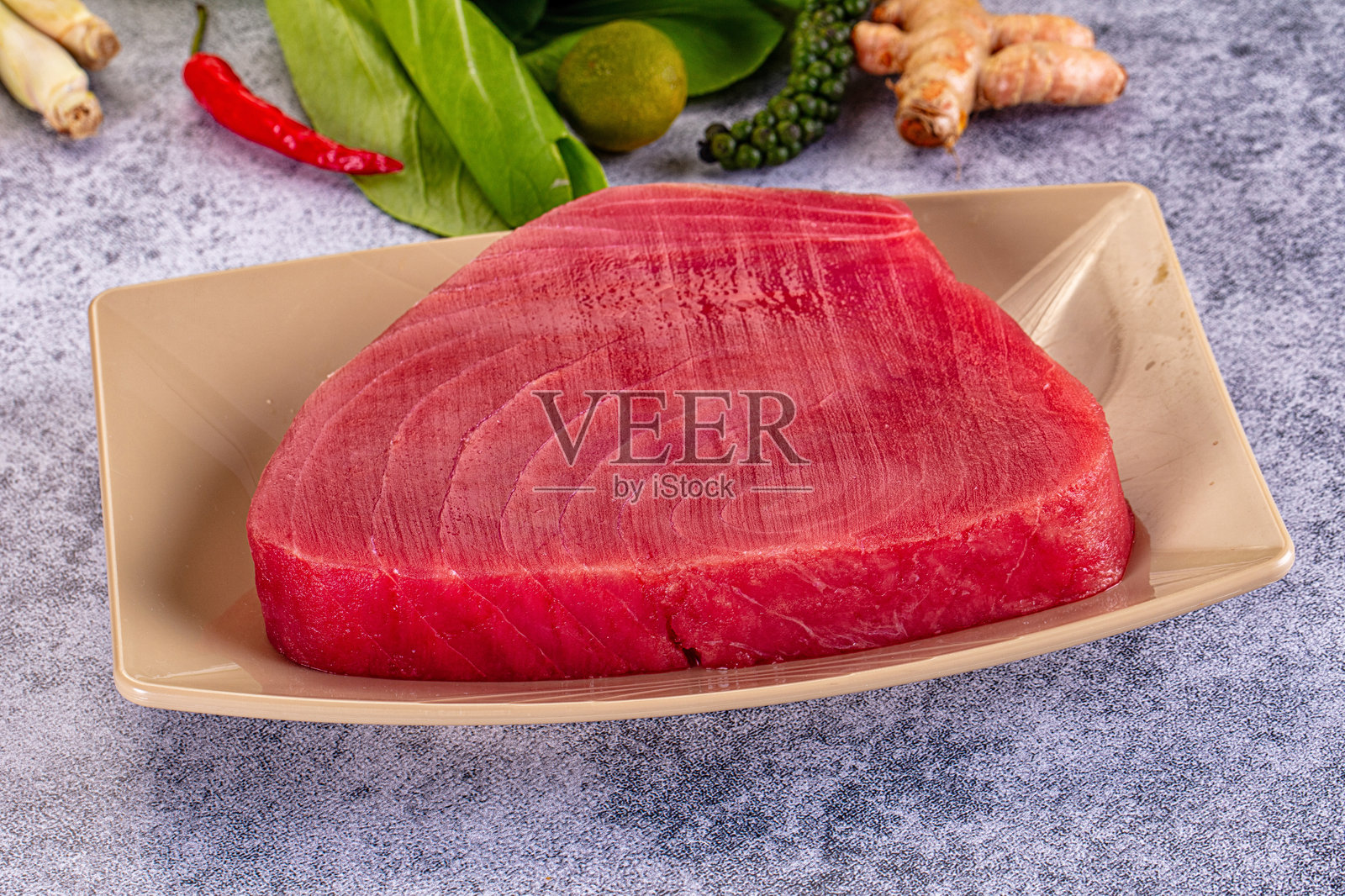 新鲜生金枪鱼鱼排照片摄影图片