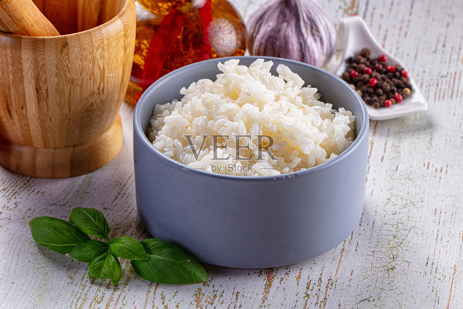 碗里盛着蒸白米饭照片摄影图片