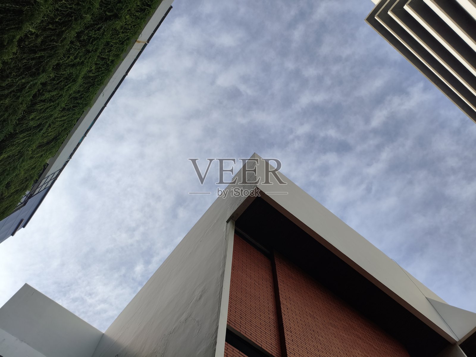 现代建筑造型勾勒出多云的天空照片摄影图片