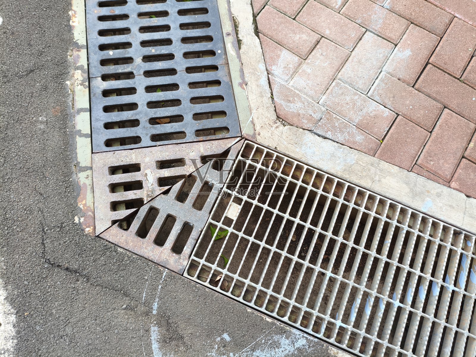 城市排水格栅以一定角度汇合照片摄影图片