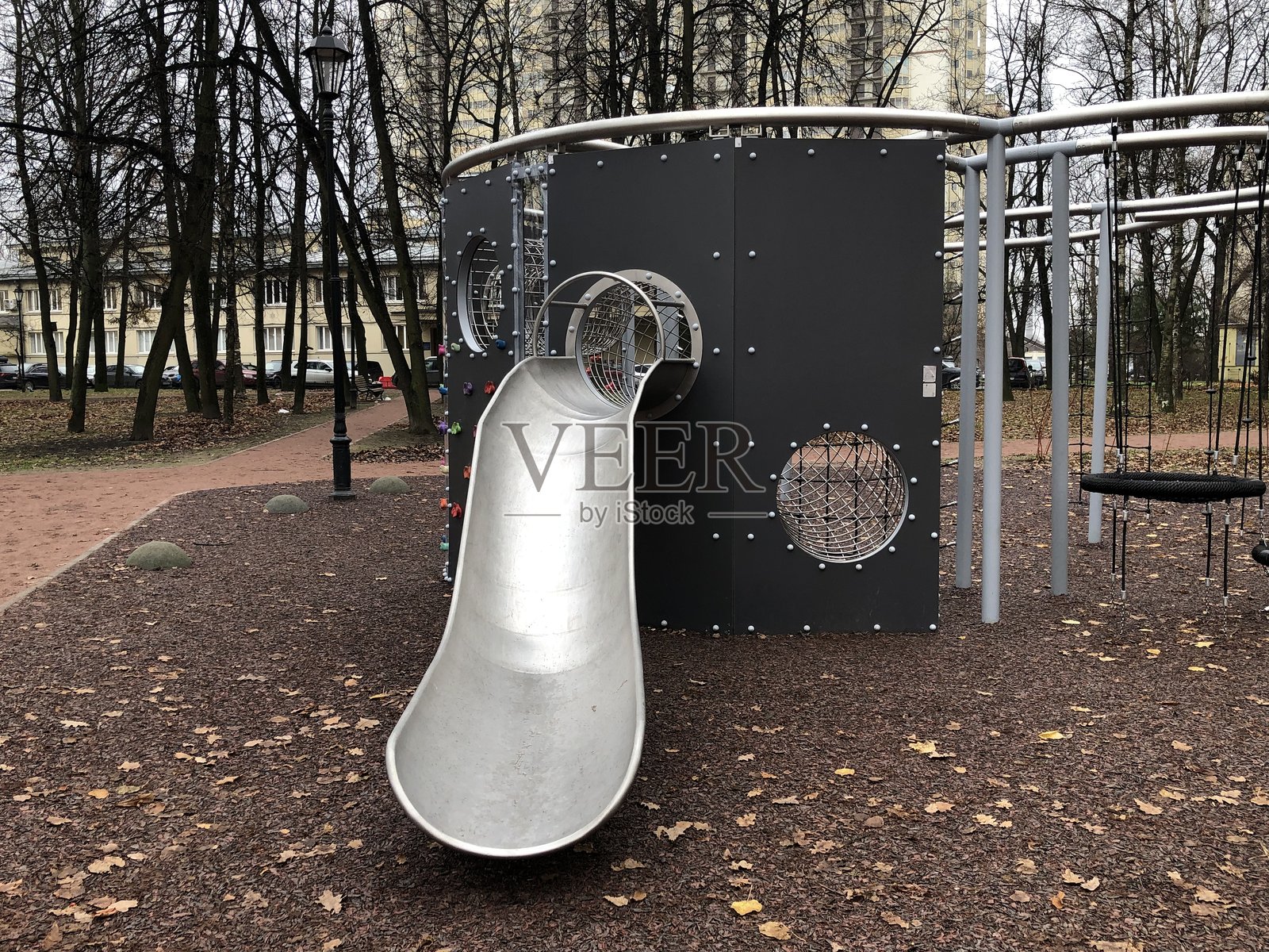 带钢滑梯的游乐场照片摄影图片