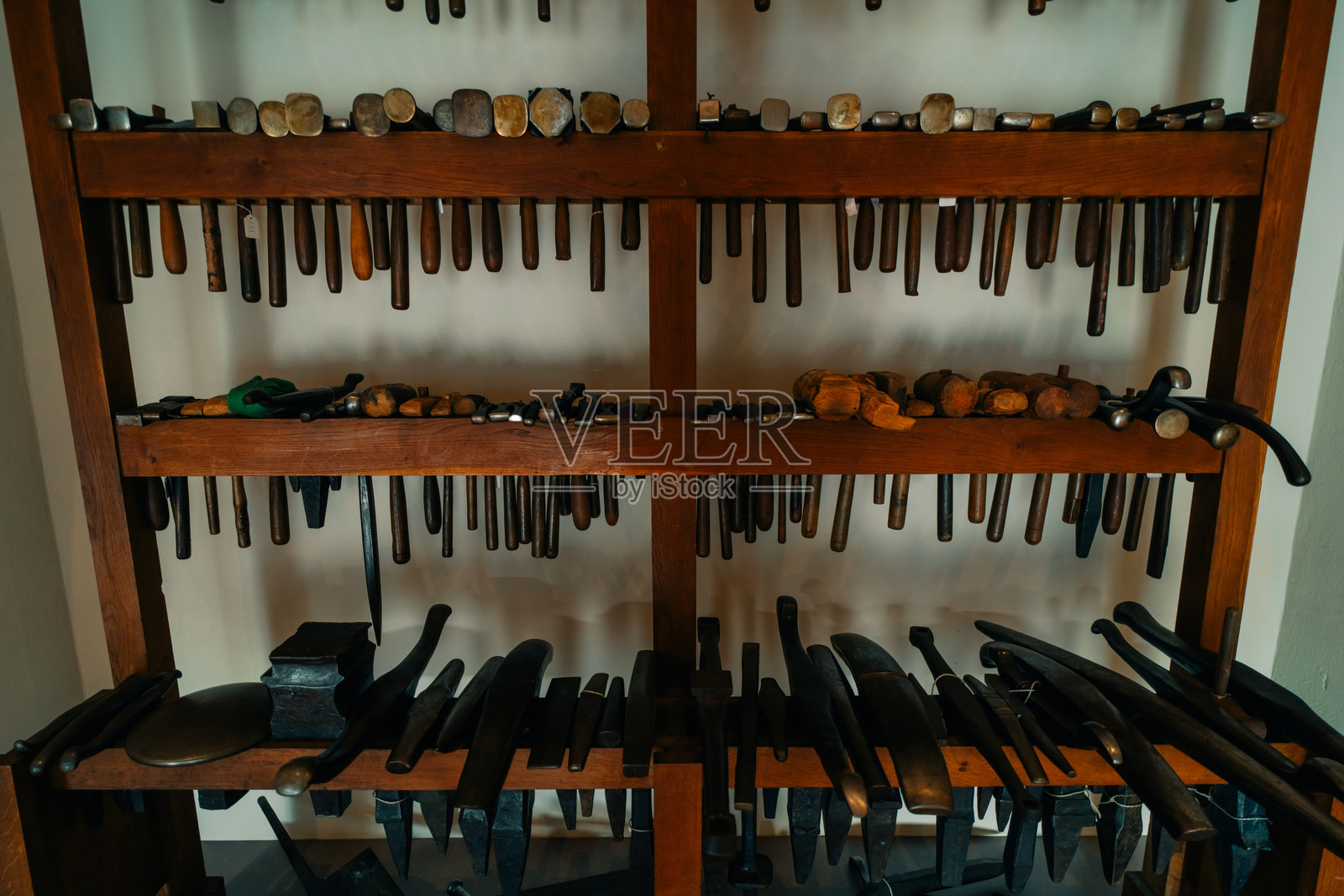 用于金属加工的工具,包括凿子和其他金属加工设备。照片摄影图片