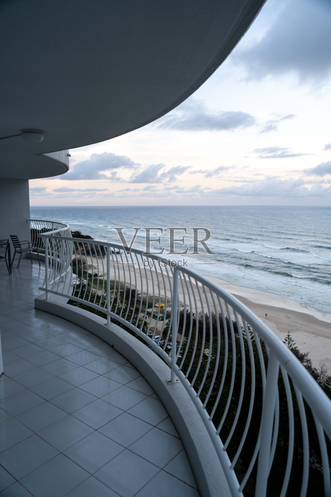从高处阳台望去,海面上风暴肆虐的海滩景色照片摄影图片