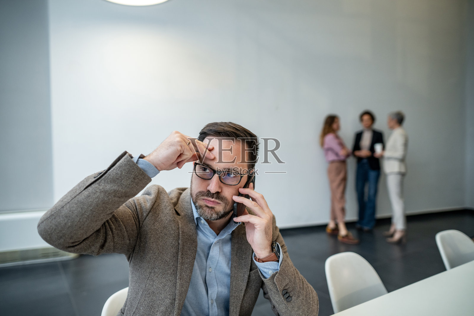 压力山大的商务人士在电话中接到坏消息照片摄影图片
