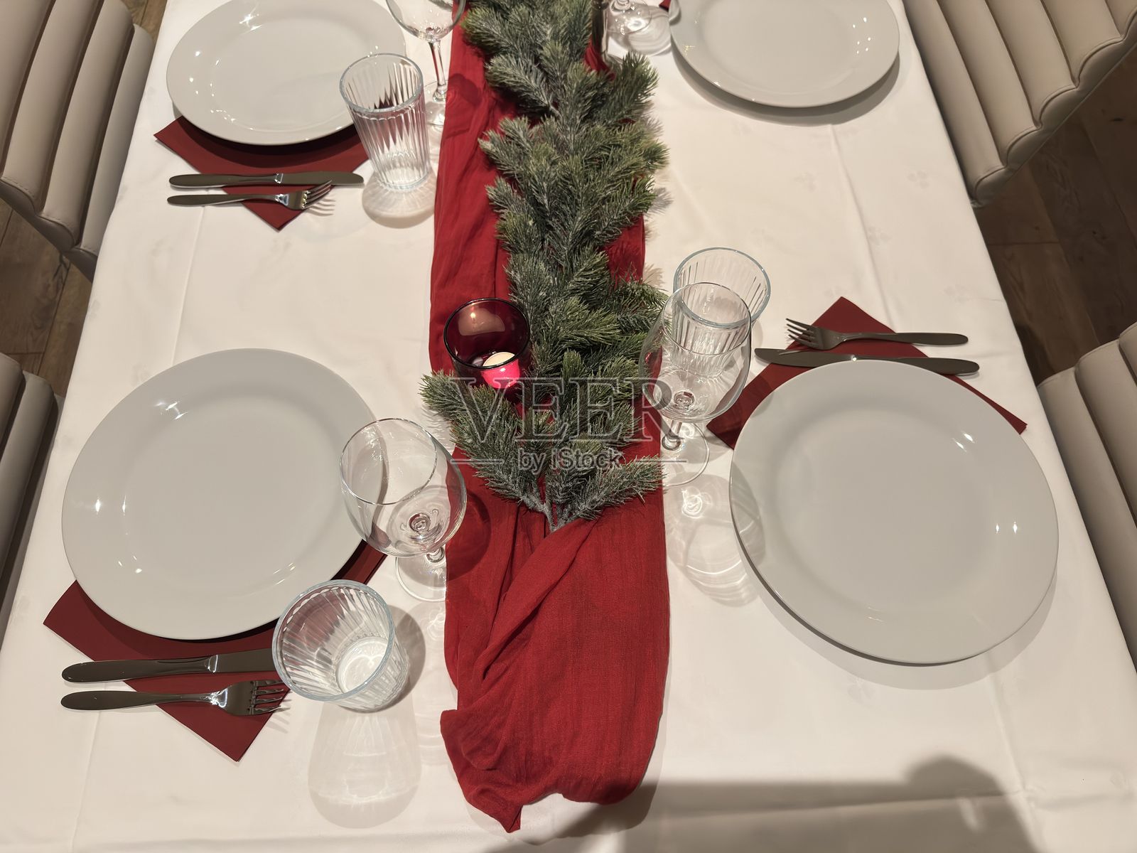 优雅的餐桌装饰,配有玻璃器皿和餐盘照片摄影图片