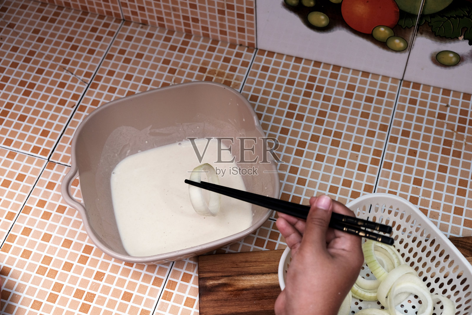 切好的洋葱圈混合在湿面粉中照片摄影图片