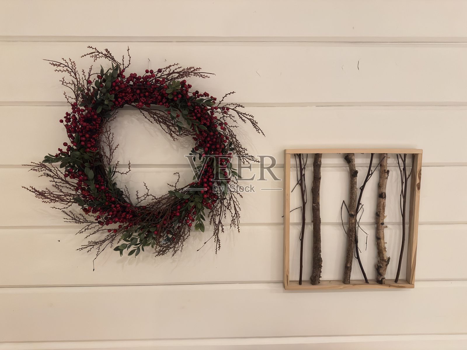 白色墙上的装饰花环,配有枝叶和植物主题的墙艺装饰照片摄影图片