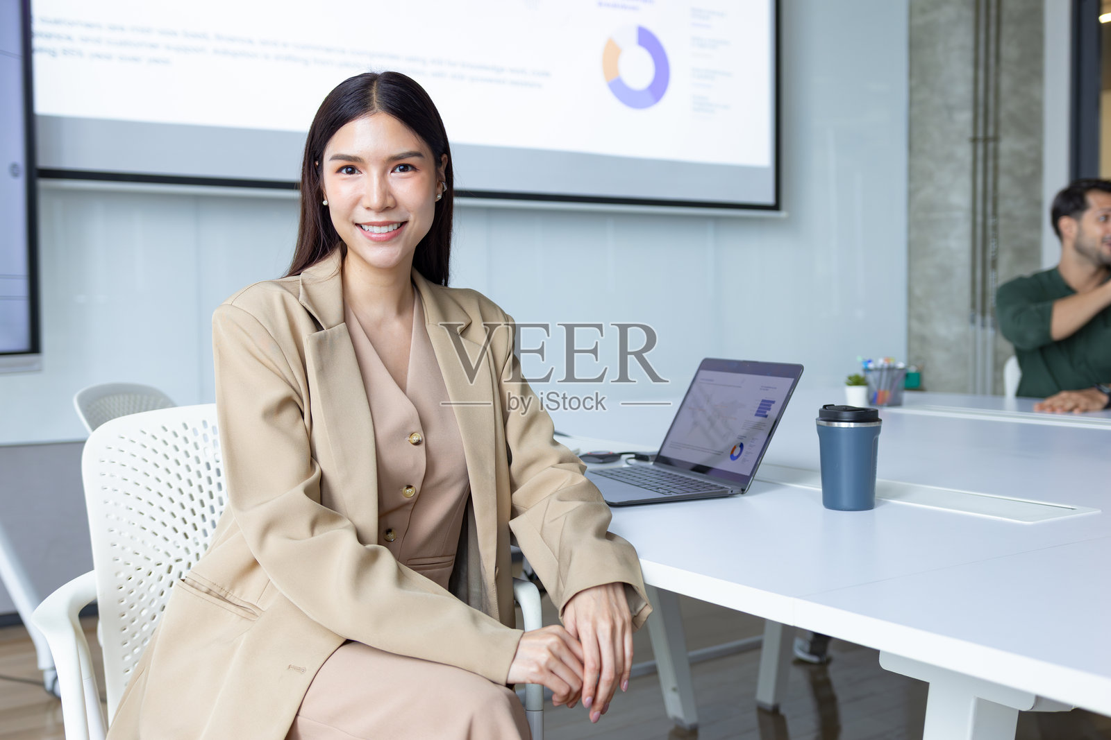 一位年轻亚裔女商人的肖像,她自信地看着镜头微笑。照片摄影图片