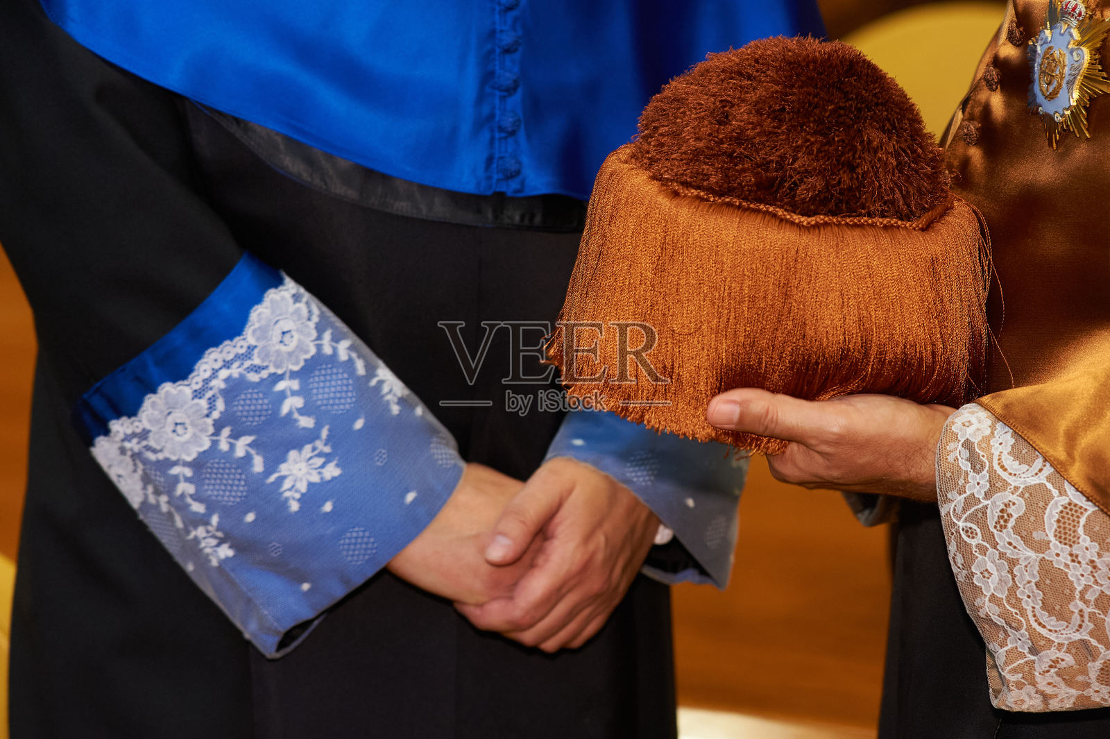 学术典礼,配有博士帽和毕业礼袍照片摄影图片