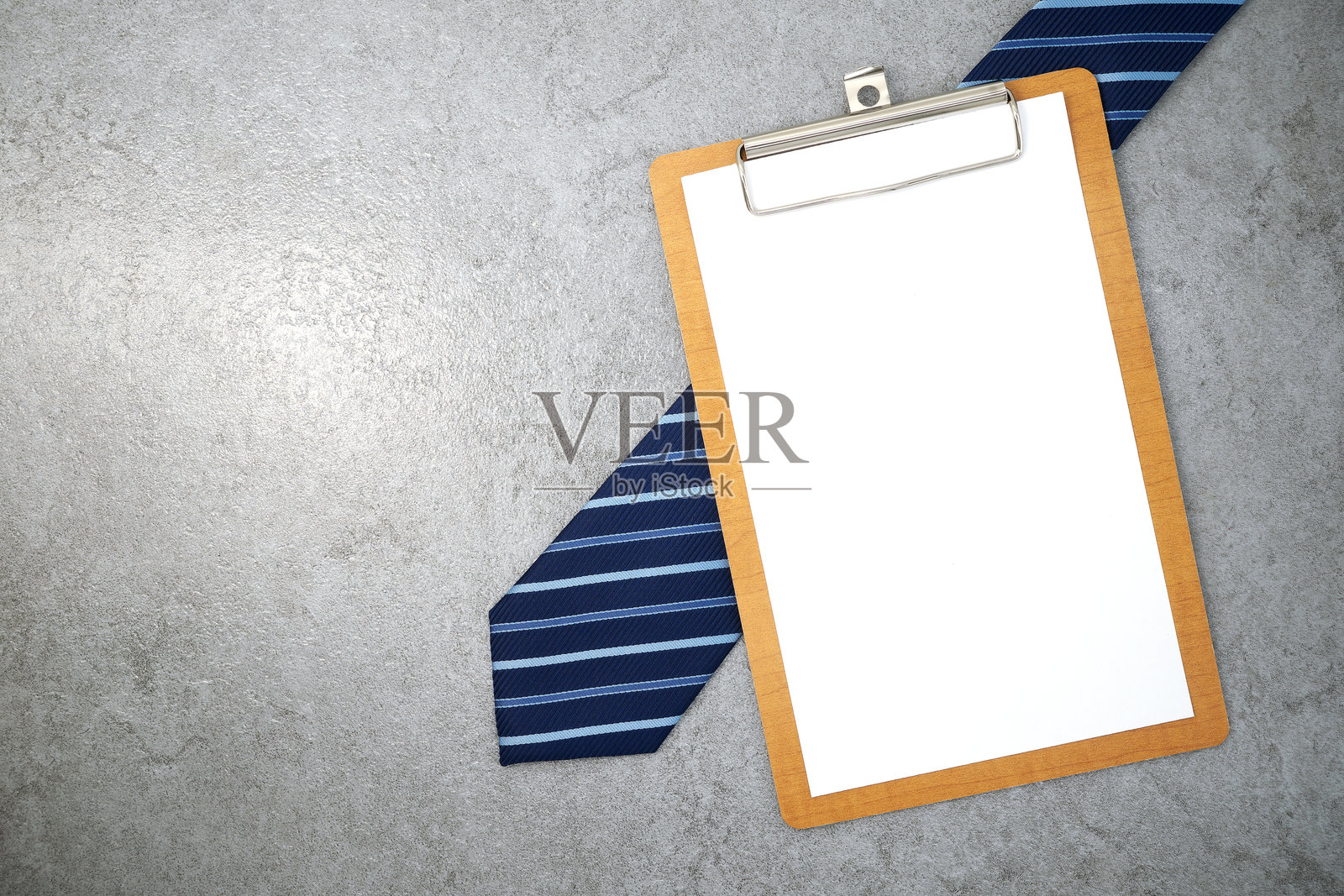 石材质感背景上的领带剪贴板。商务办公桌。俯视照片摄影图片
