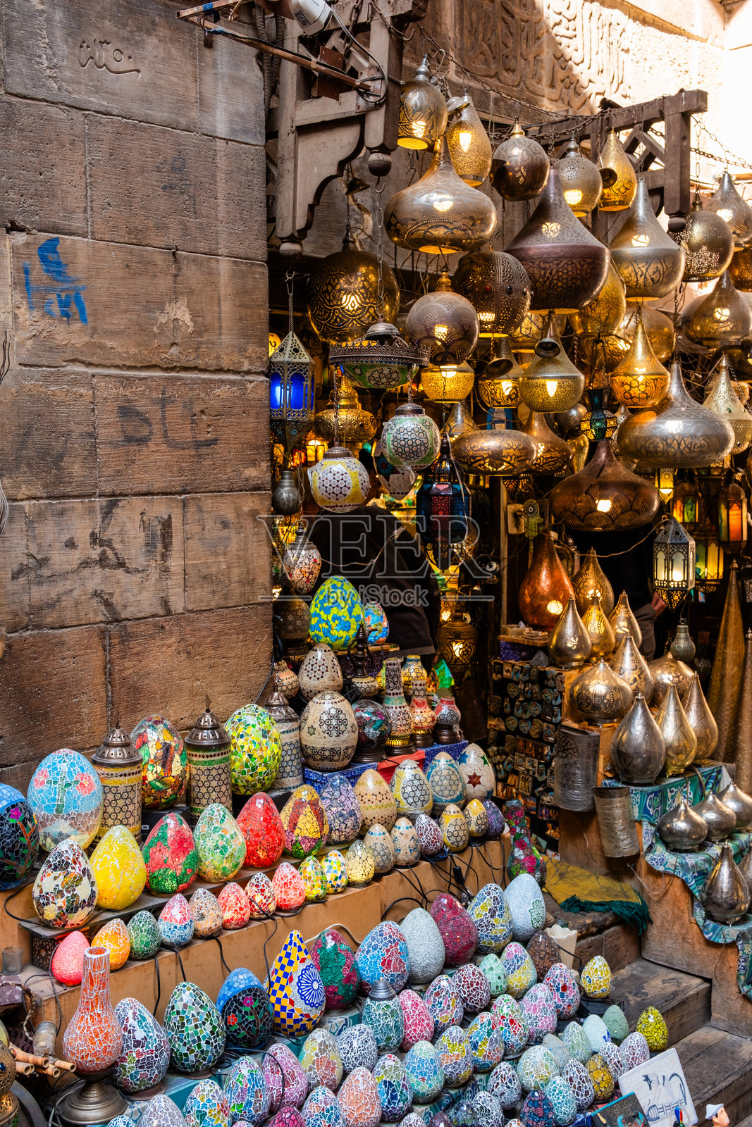 开罗哈利利市场里,色彩鲜艳的传统灯笼和金属制品琳琅满目,展示着各种形状和尺寸的装饰品。照片摄影图片