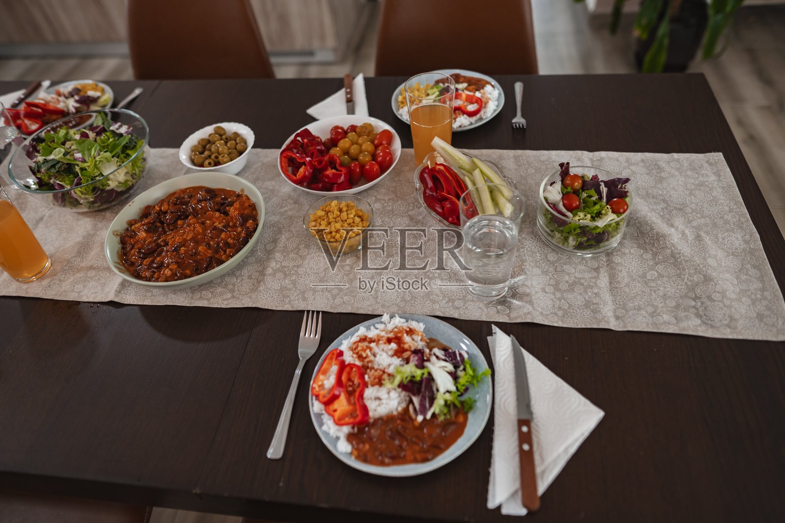 摆放着各种健康素食菜肴的餐桌照片摄影图片