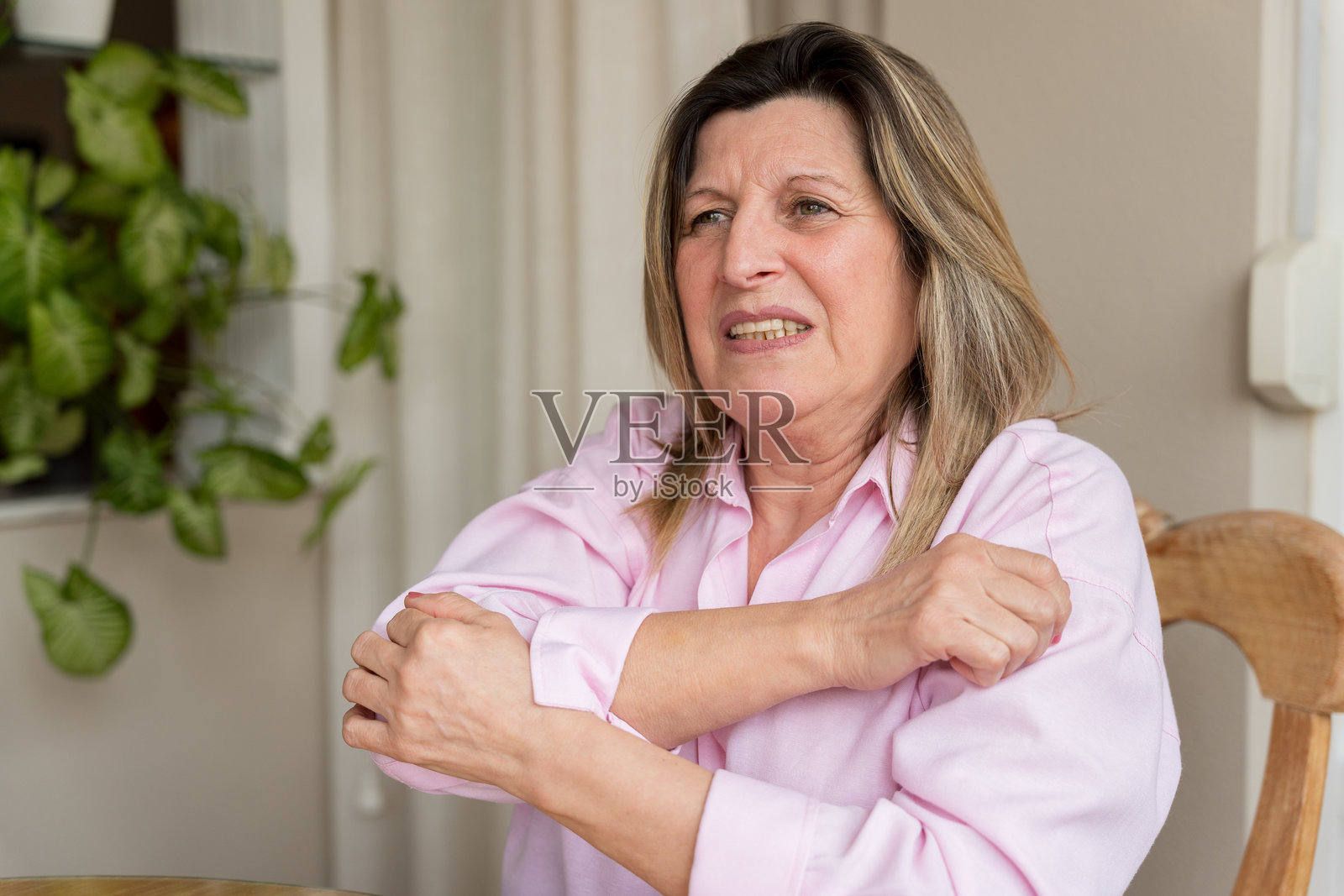 年长女性肘部疼痛不适照片摄影图片