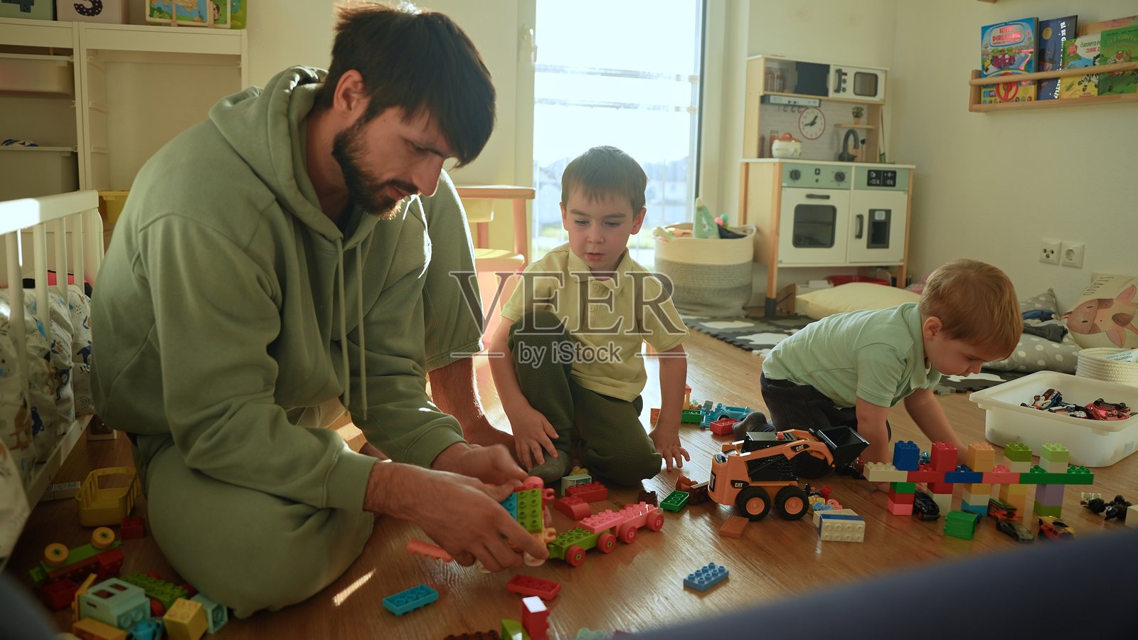 父亲和孩子们在家玩积木照片摄影图片