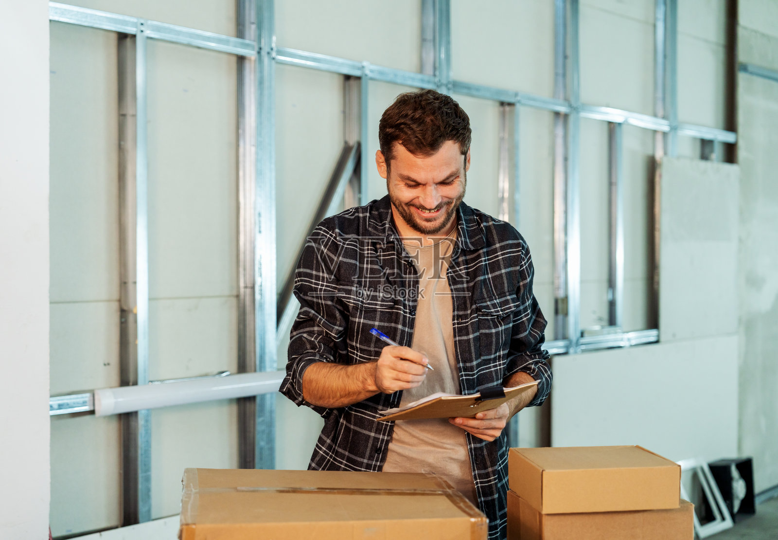 小型企业主在搬入新商业空间时处理库存照片摄影图片