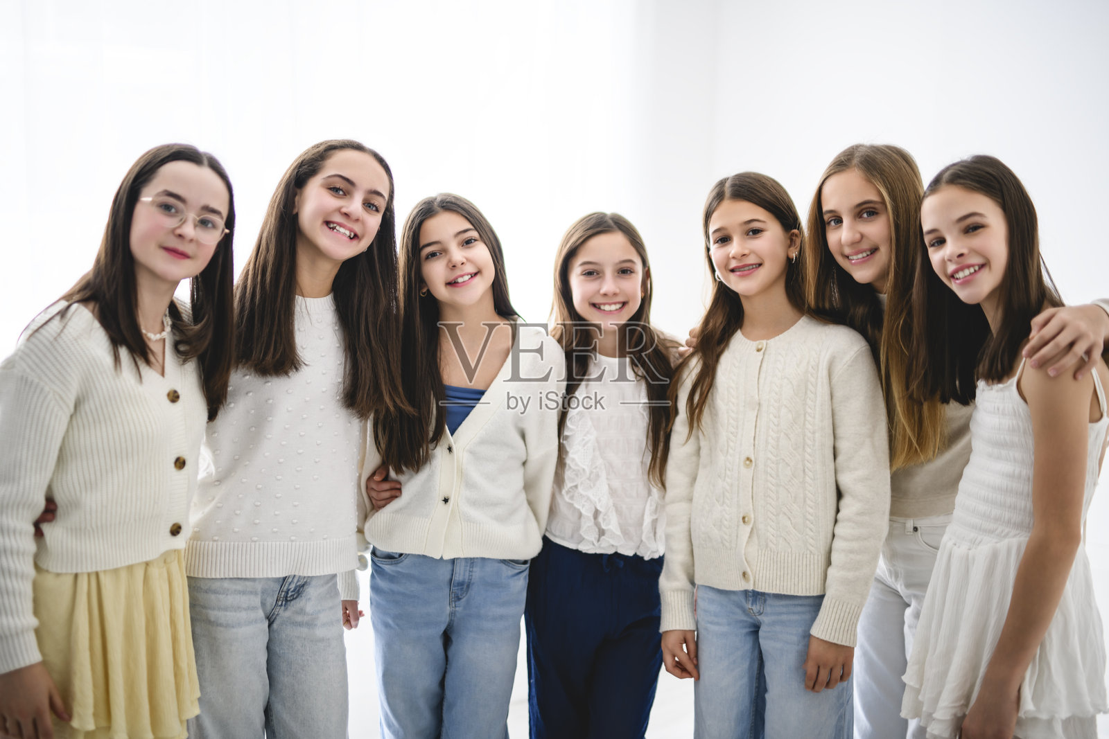 一群年轻的女朋友在白色工作室背景前照片摄影图片