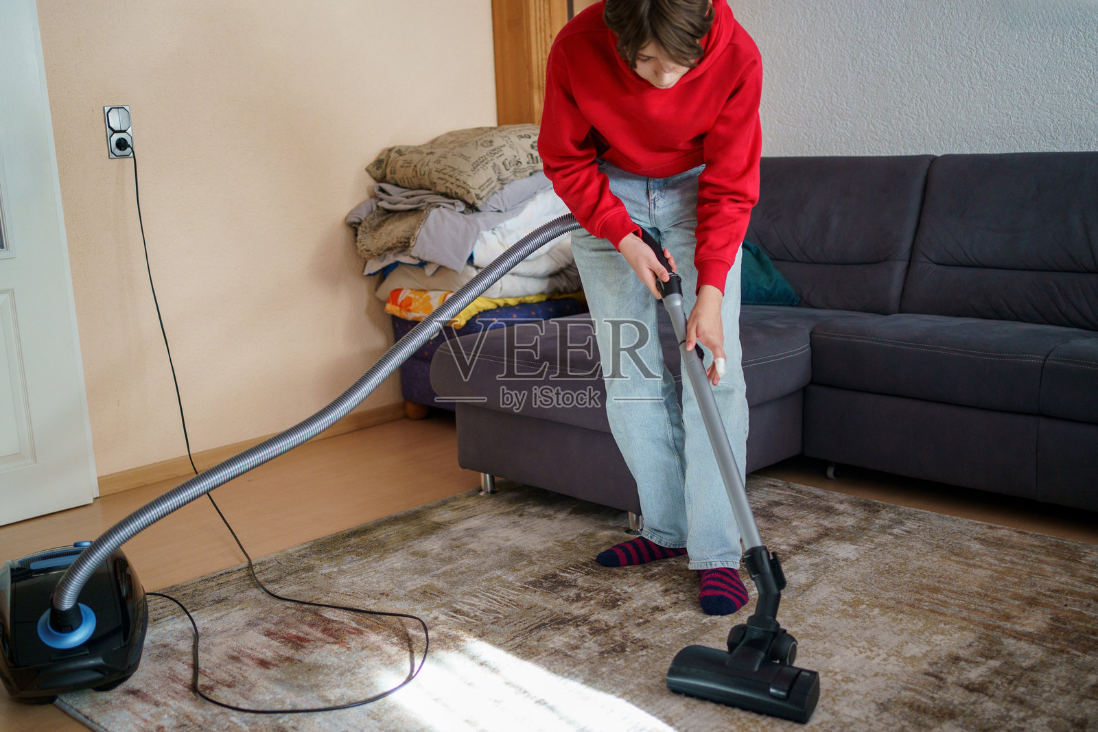 少年在家打扫灰尘,孩子帮忙做家务照片摄影图片